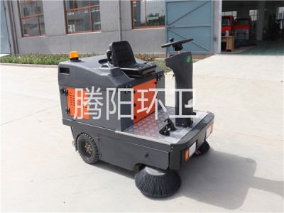 山东腾阳环卫TY-1400型电动驾驶式扫地车